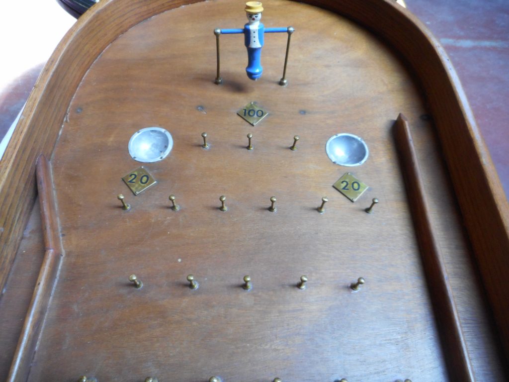 Ancien jeu de bagatelle de bistrot de la marque Alla à Kuurne